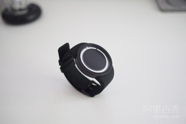 暗夜发出霓虹蓝光的ZIIIRO Eclipse手表,简约又时尚--置顶表情